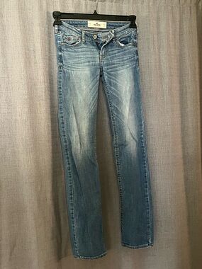 Hollister Women's Faded Blue Straight-Leg Jeans